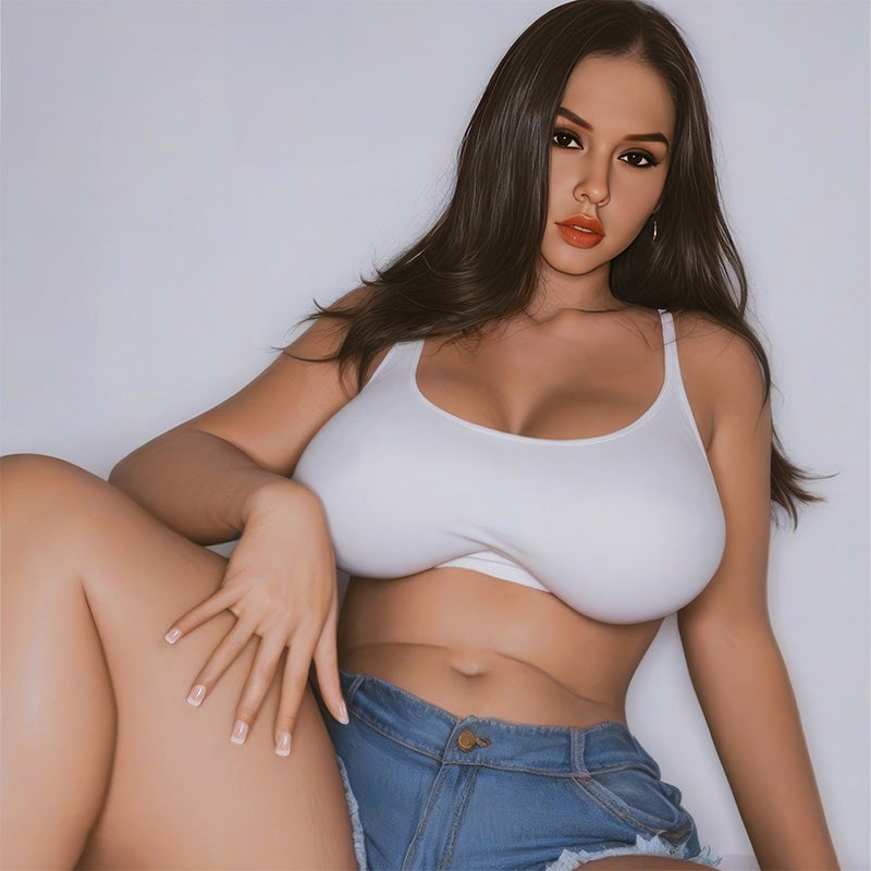 Destiny – 163CM Curvy African-American Goddess with E-CUP Voluptuous Breasts, Juicy Hips, and Sun-Kissed Skin