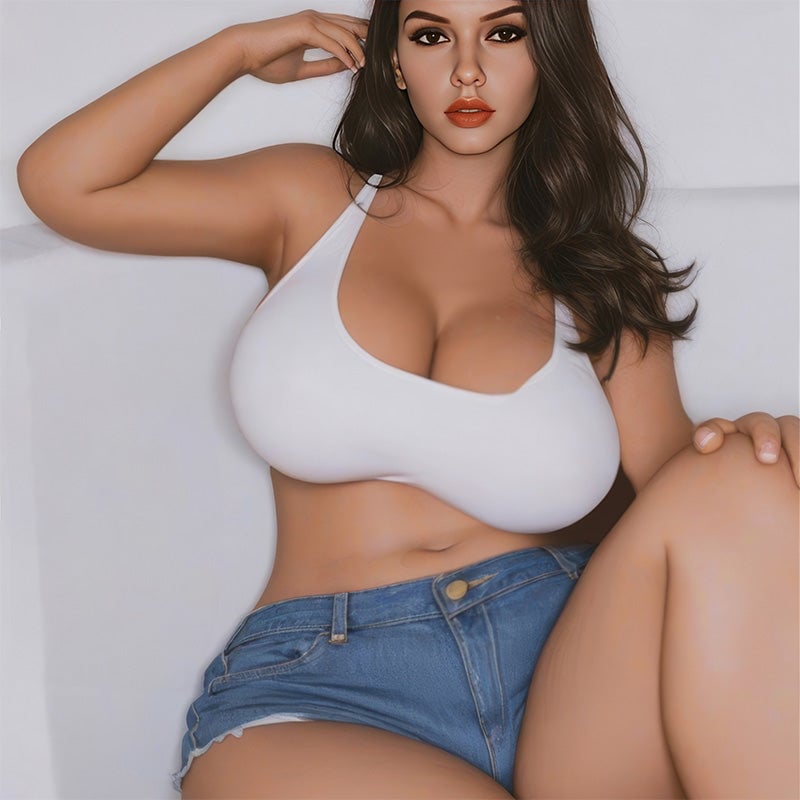 Destiny – 163CM Curvy African-American Goddess with E-CUP Voluptuous Breasts, Juicy Hips, and Sun-Kissed Skin